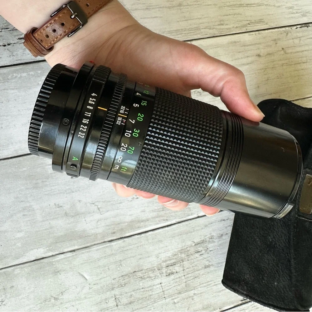 VINTAGE PREOWNED CANON LENS FD 200 MM 1:4 BLACK LENS WITH CAP AND CASE